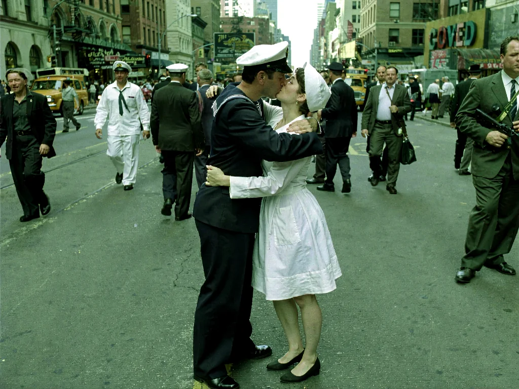 Klein LoRA image-to-image output named Green Signal, a sailor and nurse kissing on a city street under a green-tinted grade.